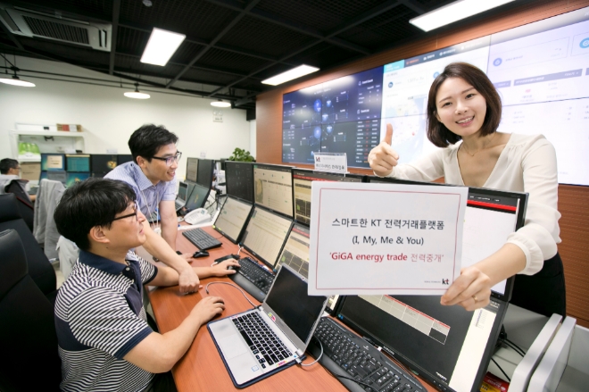 KT가 인공지능(AI) 및 블록체인 기술을 기반으로 한 소규모전력중개 서비스 ‘GiGA energy trade(기가 에너지 트레이드)’를 출시하고 본격적인 고객 서비스 및 전력중개자원 모집에 나선다. KT 모델이 과천 KT-MEG 운용센터에서 기가 에너지 트레이드 전력중개 서비스를 소개하고 있는 모습. / 사진 제공 = KT