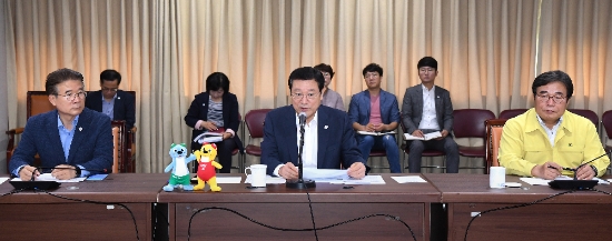 이용섭 광주광역시장이 28일 오전 시청 3층 중회의실에서 긴급 확대간부회의를 열고 장례절차와 부상자 지원에 최선을 다할 것을 당부하고, 불법건축물 근절대책을 확실히 강구토록 지시했다./사진=광주광역시
