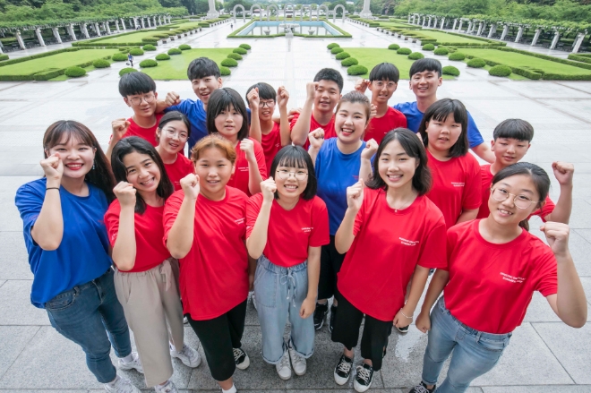 7월 26일 용인에 위치한 경희대학교 국제캠퍼스에서 '2019 삼성드림클래스 여름캠프'에 참여하는 중학생들과 대학생 멘토들이 함께 교정을 걸으며 대화를 나누고 있다.