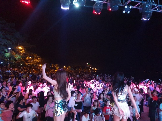 연인, 가족과 함께 한 젊은 층들은 댄스팀 앨리스와 함께 한 EDM파티에 함께 열광하고 춤추며 한 여름 밤의 바다를 뜨겁게 즐기고 있다./사진=해남군