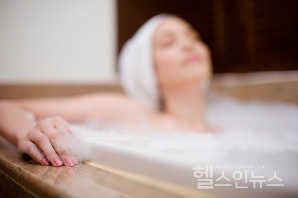 잠들기 전 따뜻한 물로 목욕… “꿀잠 잔다”