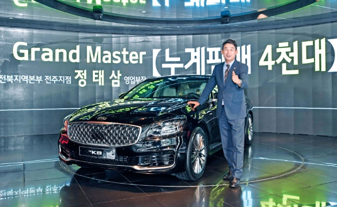 누계판매 4천대를 달성한 ‘그랜드 마스터’ 정태삼 영업부장(전북 전주지점)이 기념촬영을 하고 있다.