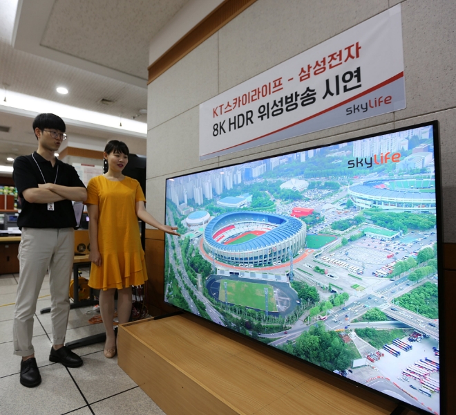 삼성전자와 KT스카이라이프 관계자가 8K 위성 방송을 2019년형 삼성 QLED 8K 82형을 통해 시청하고 있다.