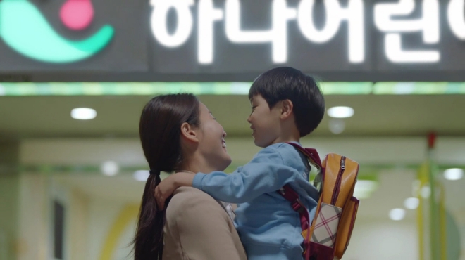 하나금융그룹, 기업의 사회적 책임(CSR)캠페인 '나쁜 엄마, 바쁜 엄마' 영상 조회수 1천만 뷰, 댓글 3천개 돌파 / 사진 제공 = KEB하나은행