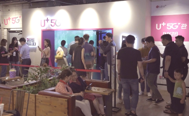 LG유플러스(부회장 하현회)는 멀티플렉스 영화관 메가박스와 제휴를 통해 올해 말까지 3개 지점에 ‘U+5G 브랜드관’을 정식 오픈했다. / 사진 제공 = LG유플러스