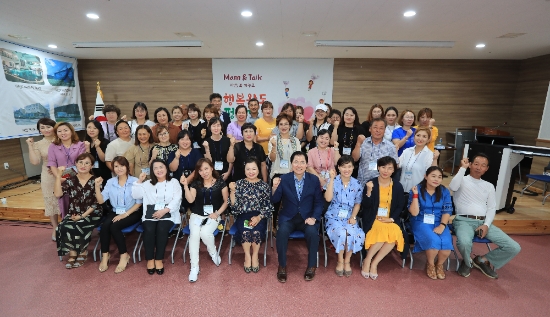완도군은 지난 7월 26일, 행복한 양육 및 교육 환경을 실현하고자 초·중·고 학부모 60여 명과 정담회를 가졌다./사진=완도군