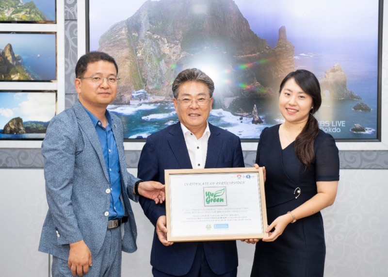 (왼쪽부터) SK이노베이션 홍보실 박현섭 팀장, 김병수 울릉군수, UN환경계획 한국협회 장수아 팀장이 기념 사진을 촬영하고 있다./ 사진 제공 = SK이노베이션
