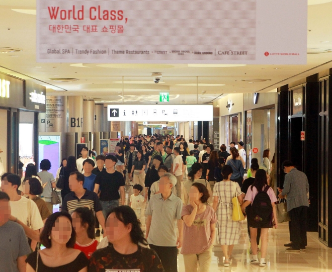 롯데월드몰이 ‘몰케이션(mall+vacation)족’들로 붐비고 있다.