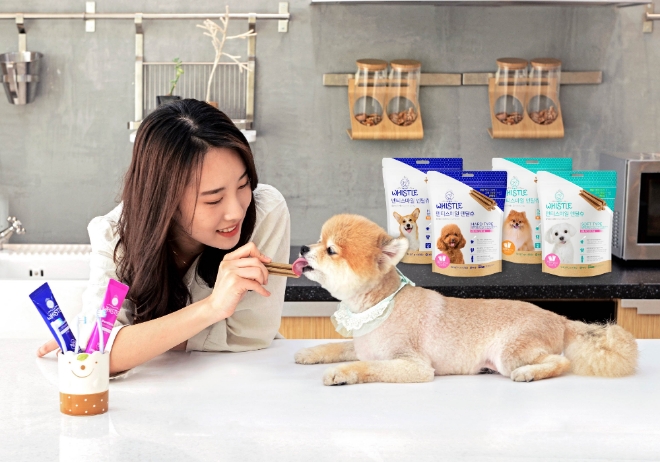 휘슬 덴티스마일 시리즈 연출컷 / 사진 제공 = 애경산업