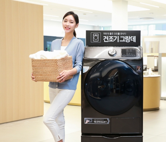 삼성전자는 8월 한 달간 그랑데 건조기 구매 고객을 대상으로 ‘대한민국 안심건조 페스티벌’을 진행한다.삼성전자 모델이 삼성 디지털프라자 강남본점에서 그랑데 건조기와 행사 내용에 대해 소개하고 있다. /사진 제공 = 삼성전자