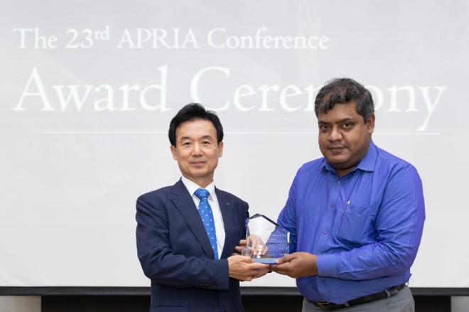 30일 오후 광진구 건국대학교 새천년관에서 열린 'APRIA-교보생명 학술공적상' 시상식에서 라마머시 바이다이나단(Ramamurthy Vaidyanathan) 인도 경영대학원 교수를 대리해 수상한 산카르샨 바수(Sankarshan Basu) 교수(오른쪽)가 윤열현 교보생명 사장과 기념촬영을 하고 있다.
