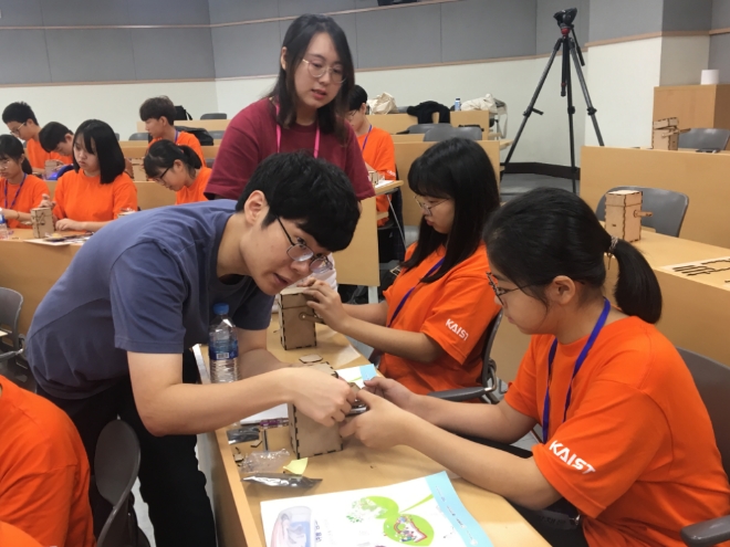 한화 KAIST 청소년 여름과학캠프에 참가한 멘토와 멘티들이 헝그리봇을 만드는 체험활동을 진행하고 있다. / 사진 제공 = 한화그룹