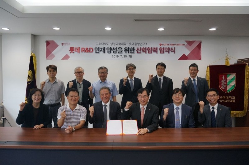 30일 롯데중앙연구소(소장 김용수)는 고려대학교 생명과학대학(학장 김규혁)과 R&D 인재양성을 위한 산학협력 협약 체결 후 기념 촬영을 하고 있다.