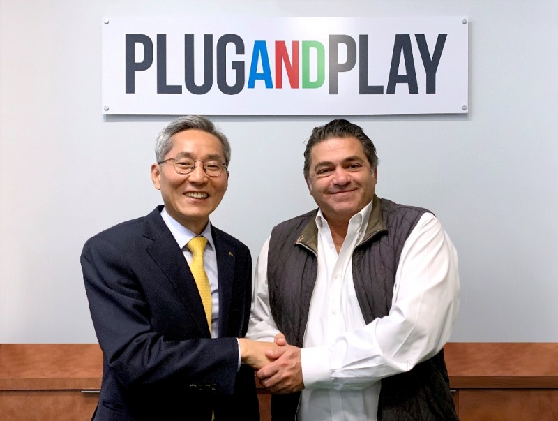 지난 4월 실리콘밸리 ‘PLUG and PLAY’ 본사에서 악수를 나누고 있는 KB금융그룹 윤종규 회장(왼쪽)과 ‘PLUG and PLAY’  Saeed Amidi 대표(오른쪽) 