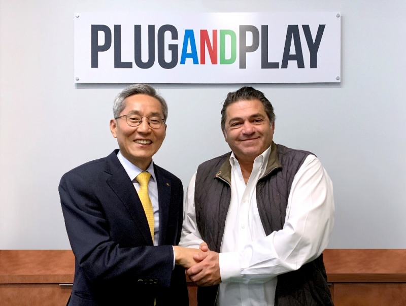 지난 4월 실리콘밸리 ‘PLUG and PLAY’ 본사에서 악수를 나누고 있는 KB금융그룹 윤종규 회장(왼쪽)과 ‘PLUG and PLAY’ Saeed Amidi 대표(오른쪽)