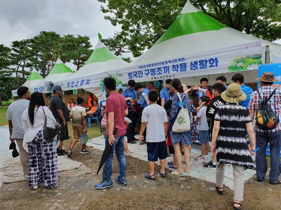 목포해양경찰서는 지난 제23회 무안연꽃축제 기간 중 바다의 생명 벨트인 구명조끼의 중요성을 알리기 위해 4일간 홍보부스를 운영했다./사진=목포해경