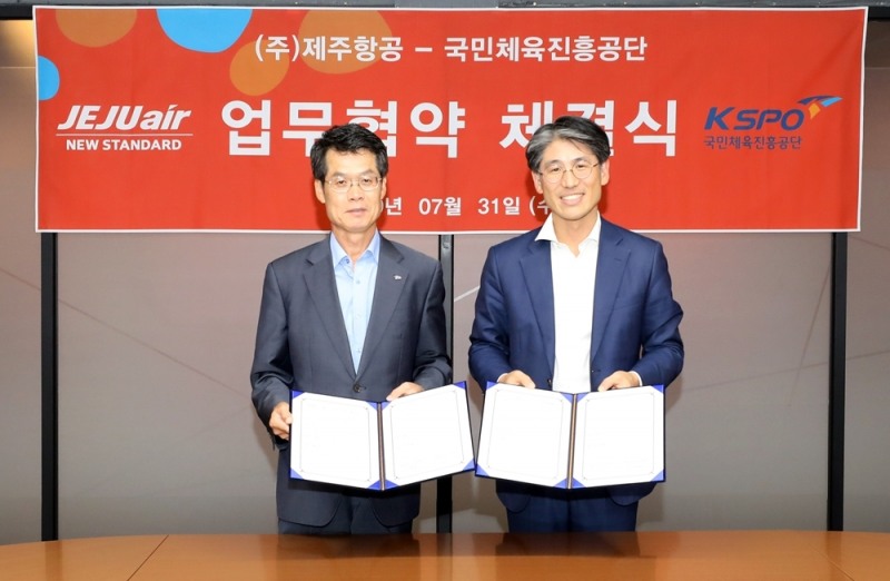 제주항공 김재천 경영본부장(오른쪽)과 국민체육진흥공단 김갑수 전무이사(왼쪽)이 체력검정에 관한 업무협약을 체결했다./ 사진 제공 = 제주항공