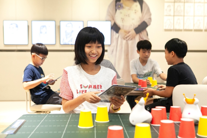 SK텔레콤 초등컴퓨팅교사협회와 함께 7월 31일부터 8월 3일까지 나흘간 초등학교 고학년 학생들을대상으로 서울 종로구 T플레이스 종각점에서 ‘알버트와 함께하는 신나는 코딩 캠프’를 연다고 1일 밝혔다. 사진은서울 종로구 T플레이스 종각점에서 학생들이 ‘신나는 코딩 캠프’에 참여하고 있는 모습. / 사진 제공 = SK텔레콤