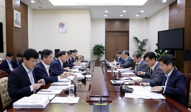 문재인 대통령이 1일 청와대 본관에서 일본수출규제 관련 관계부처 장관들과 함께 상황점검회의를 하고 있다. 이날 회의에는 이낙연 국무총리, 홍남기 경제부총리 겸 기획재정부 장관, 성윤모 산업통상자원부 장관, 정경두 국방부 장관, 조세영 외교부 1차관, 노영민 비서실장, 정의용 국가안보실장, 김상조 정책실장, 강기정 정무수석, 윤도한 국민소통수석, 이호승 경제수석, 김현종 국가안보실 2차장이 참석했다. (사진=청와대 제공)