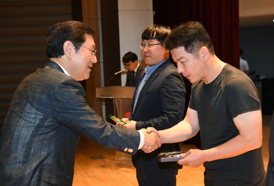 이용섭 광주광역시장이 1일 오전 시청 3층 대회의실에서 물에 빠진 사람을 구해 의로운 시민상에 선정된 김광식씨에게 상패를 수여하고 있다./사진=광주광역시