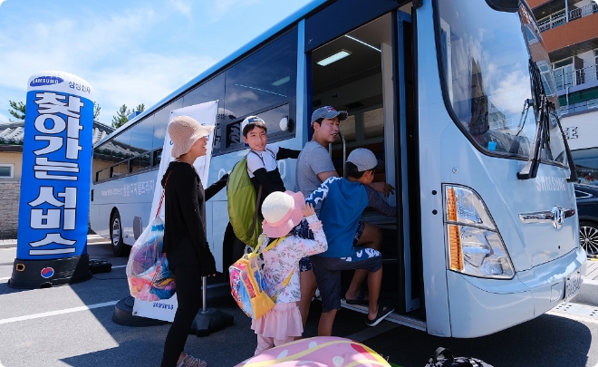 삼성전자서비스가 낙산해수욕장에서 '찾아가는 휴대폰 점검 서비스'를 실시하고 있다.