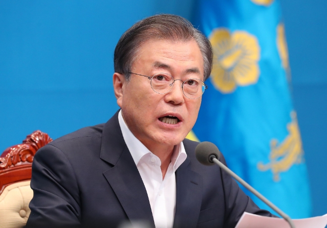 문재인 대통령이 2일 청와대 여민관에서 열린 긴급 국무회의에서 모두발언하고 있다. 이날 문 대통령은 "日, 백색국가 배제…대단히 무모한 결정이며 깊은 유감"을 표했다. 또, "도전에 굴복하면 역사는 또 다시 반복된다"며, "국민의 위대한 힘을 믿고 정부가 앞장서겠다. 도전을 이겨낸 승리의 역사를 국민과 함께 또 한 번 만들겠다"고 밝혔다.