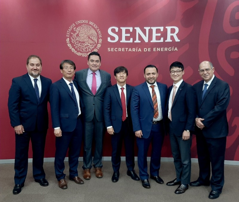 삼성엔지니어링 마케팅담당 문경진 상무(좌측 네 번째), 유재준 멕시코 법인장(우측 두 번째), 페멕스社 코르네호(Cornejo) 부사장(좌측에서 세 번째), 페멕스社 마루포(Marrufo) 프로젝트 디렉터(우측 세 번째)./ 사진 제공 = 삼성엔지니어링