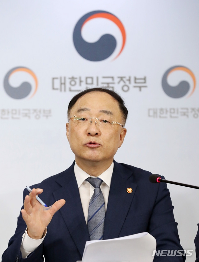 홍남기 경제부총리 겸 기획재정부 장관이 2일 서울 종로구 정부서울청사에서 일본 정부의 백색국가(화이트리스트;수출 심사 간소화 우대국 명단) 한국 배제 조치에 따른 관계부처 합동브리핑을 하고 있다