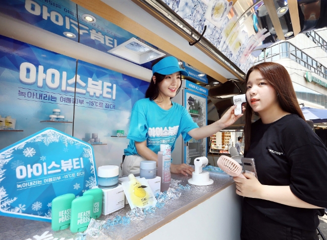 아이스뷰티 이동식 체험관 아이스뷰티카를 찾은 체험객이 피부 온도를 측정하고 있다. 아이스뷰티카에서 체험해 볼 수 있는 아이스뷰티는 냉동보관해 사용하는 제품으로 -15℃~-20℃의 냉동고에서도 완전히 얼지 않으며 열로 인해 발생하는 피부 문제를 빠르게 해결해 준다. / 사진 제공 = 아모레퍼시픽그룹