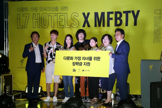 좌측부터 남재섭 롯데호텔 CL(City&L7 Hotels) 부문장, MFBTY의 비지, 윤미래, 타이거JK, 다문화 가정의 김혜순 님, 김혜영 한국건강가정진흥원 이사장, 김정환 롯데호텔 대표이사가 다문화 가정 자녀를 위한 장학금 지원 전달식에서 기념 촬영을 하고 있다. / 사진 제공 = 롯데호텔