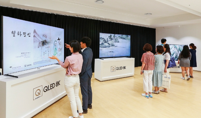 지난 3일 신세계백화점 광주점에서 진행된 ‘QLED 8K로 만나는 간송 문화 강연’에 참석한 고객들이 QLED 8K의 압도적인 화질로 국보급 문화재들을 감상하고 있다.