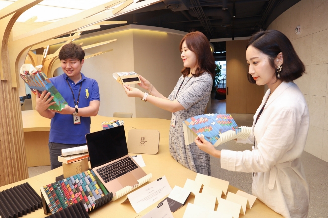 SK이노베이션이 친환경 사회적기업 그레이프랩을 육성하기로 했다. 향후 상품개발, 판로확보, 홍보, 마케팅 등 사업 전반을 지원한다. SK이노베이션 임직원들이 서울 종로구 SK서린빌딩에 마련된 그레이프랩 임시부스에서 상품을 살펴보고 있다. / 사진 제공 = SK이노베이션