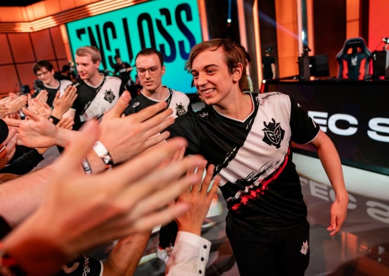 프나틱을 꺾은 G2 e스포츠 선수들이 팬들과 기쁨을 나누고 있다(사진=라이엇 게임즈 제공).