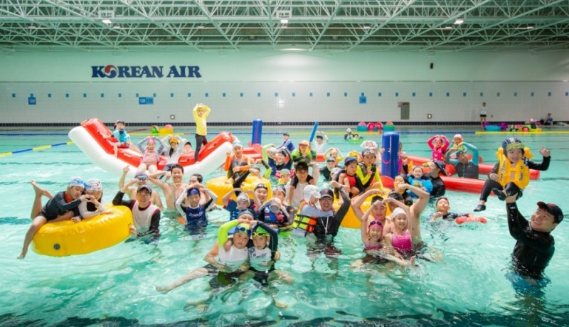 지난 3일 행사에 참여한 직원 가족들이 물놀이를 즐기는 모습./ 사진 제공 = 대한항공