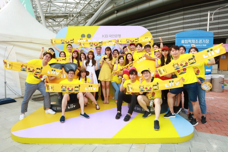 지난 3일 서울 올림픽공원 체조경기장에서 열린 『2019 Liiv(리브) 콘서트』에서 (맨 뒷줄 왼쪽에서 두번째)허인 KB국민은행장이 참석자들과 기념촬영을 하고 있다. 