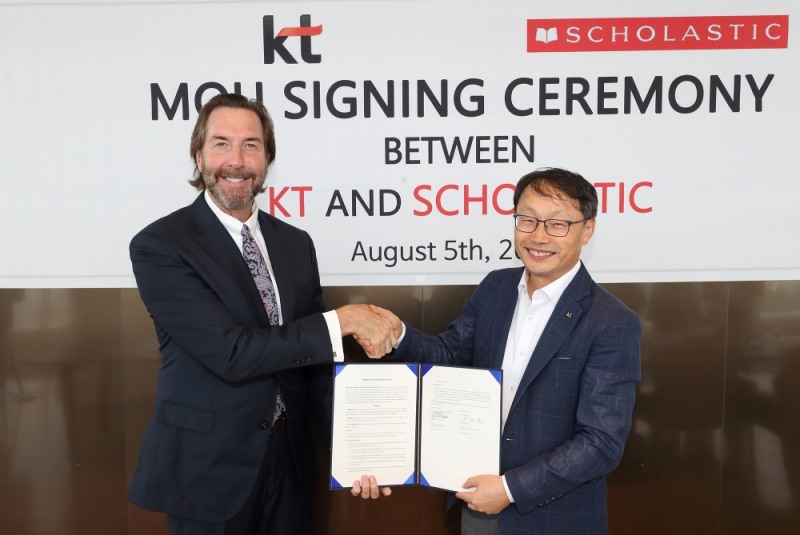 협약식을 마치고 KT Customer&Media부문장 구현모 사장(오른쪽)과 스콜라스틱 넬슨 히치콕 사장(왼쪽)이 기념 촬영을 하고 있다.