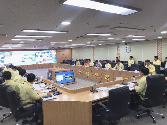 전라남도는 제8호 태풍 ‘프란시스코’가 우리나라에 직·간접적 영향을 줄 것으로 예보됨에 따라 도청 재난상황실에서 부시장․부군수와 긴급 영상회의를 갖고 대비책을 점검했다./사진=전라남도