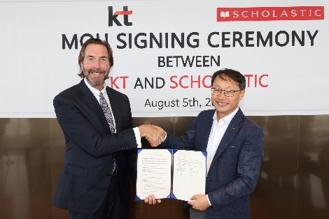 협약식을 마치고 KT Customer&Media부문장 구현모 사장(오른쪽)과 스콜라스틱 넬슨 히치콕 사장(왼쪽)이 기념 촬영을 하고 있다. / 사진 제공 = KT