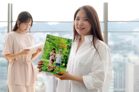 KT 직원들이 UN 지속가능발전목표(SDGs)와 연계된 KT의 지속가능경영 성과를 담은 2018 KT 통합보고서를 보고 있다. / 사진 제공 = KT