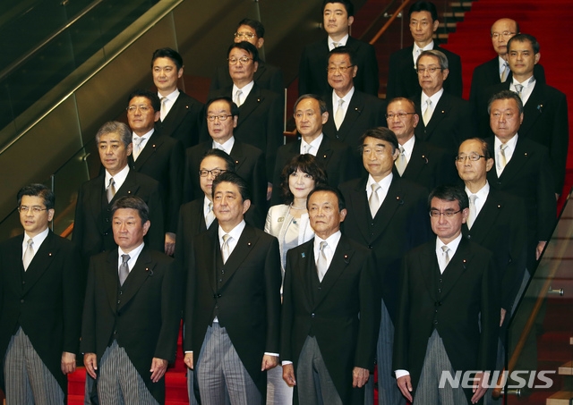 지난 2일 개각을 단행한 아베 신조(安倍晋三) 일본 총리(맨 아래 가운데)가 새 내각 각료들과 도쿄(東京) 총리관저에서 기념촬영을 하고 있다./사진=뉴시스