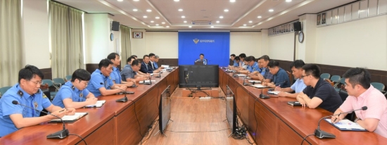 완도해양경찰서는 제 8호 태풍 ‘프란시스코’가 한반도를 향해 북상함에 따라 지난 5일 3층 영상회의실에서 상황 대책회의를 열었다./사진=완도해경