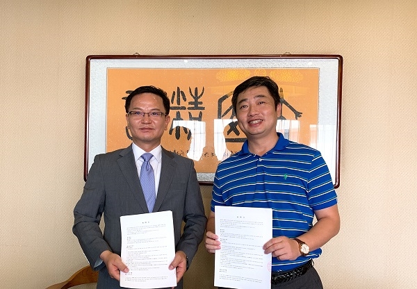 사진=㈜케이메디칼랩 이근영 대표이사와(좌) 북경메디테크 대표이사 션더웨이(Shen De Wei)