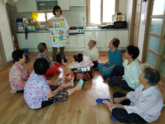 함평군보건소는 건강관리에 취약한 지역주민들을 대상으로 안부전화 서비스 등 방문건강관리 활동을 펼쳤다./사진=함평군