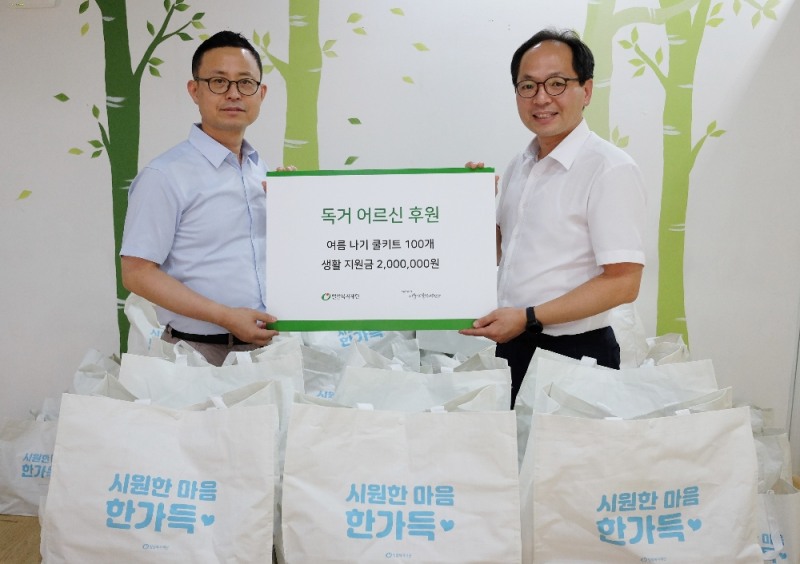 (왼쪽부터)밀알복지재단 나눔사업부 윤성우 부장과 서울역쪽방상담소 김갑록 시설장 (사진제공=밀알복지재단)