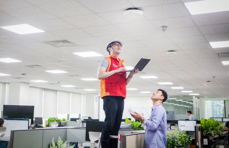 SK텔레콤 구성원들이 분당사옥 5G 기지국에 '5GX 인빌딩 솔루션’을 적용해최종성능 검증을 하고 있다