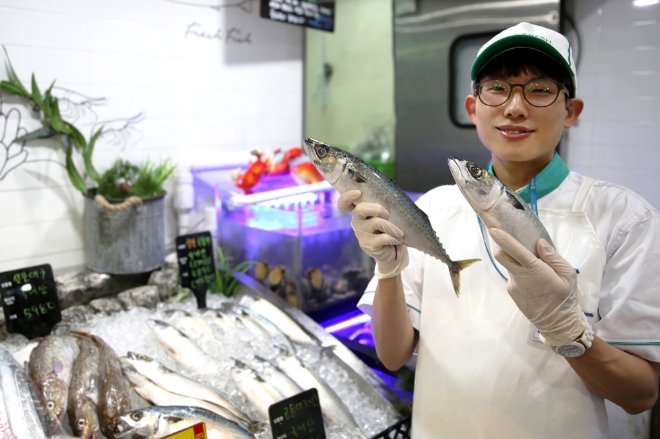 GS THE FRESH 강남대치점에서 수산담당자가 고등어를 들고 미소짓고 있다. / 사진 제공 = GS리테일