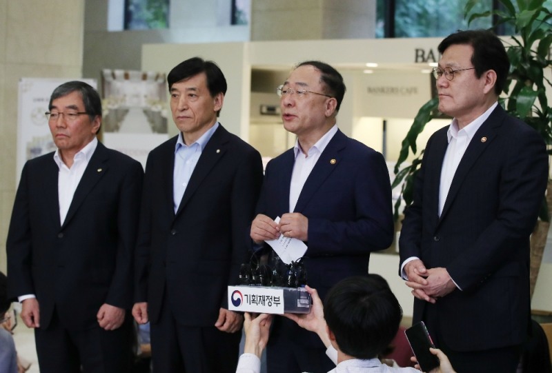 홍남기(오른쪽 두번째) 경제부총리가 7일 오전 서울 중구 은행연합회관에서 열린 '긴급 거시경제 금융회의'를 마친 후 취재진의 질문에 답하고 있다. 왼쪽부터 윤석헌 금융감독원장, 이주열 한국은행 총재, 홍남기 경제부총리, 최종구 금융위원장.