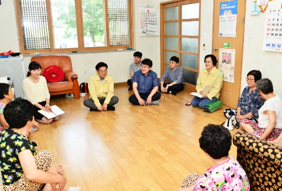 고병주 부군수는 지난 5일 노인들이 불볕더위를 피해 휴식을 취하고 있는 경로당 등을 방문해 폭염에 취약한 군민들의 건강을 살폈다./사진=담양군