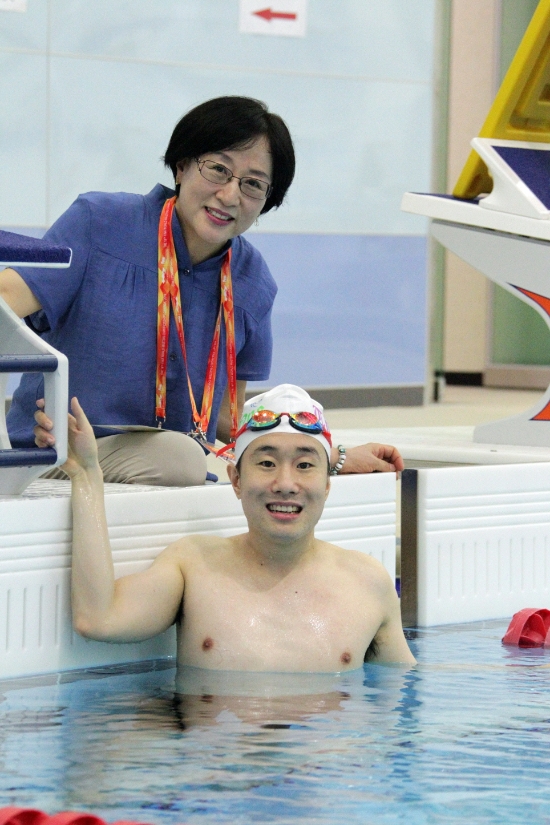 훈련중 어머니와 포즈를 취하고 있는 이동현선수/사진=언론지원단