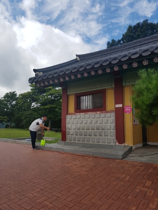 영광군은 지난 8월 1일부터 5일까지 하계 휴가철을 맞아 관광객들에게 안전하고 쾌적한 환경 제공 위해 주요 관광지 화장실과 정자 및 그 주변 등을 집중 소독했다./사진=영광군
